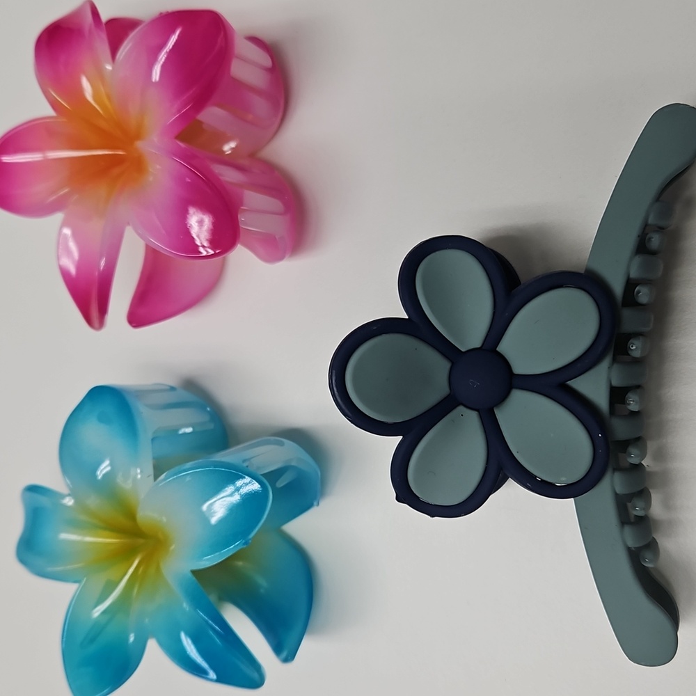 3 HAIRCLIPS -New
